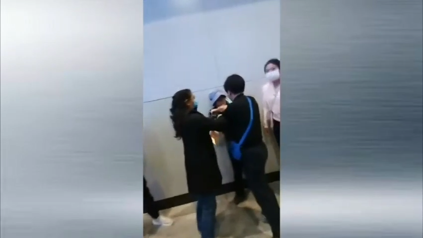 北京一名女访民被截访女子凶狠地揪住脖领不放.png 北京一名女访民被截访女子凶狠地揪住脖领不放.png