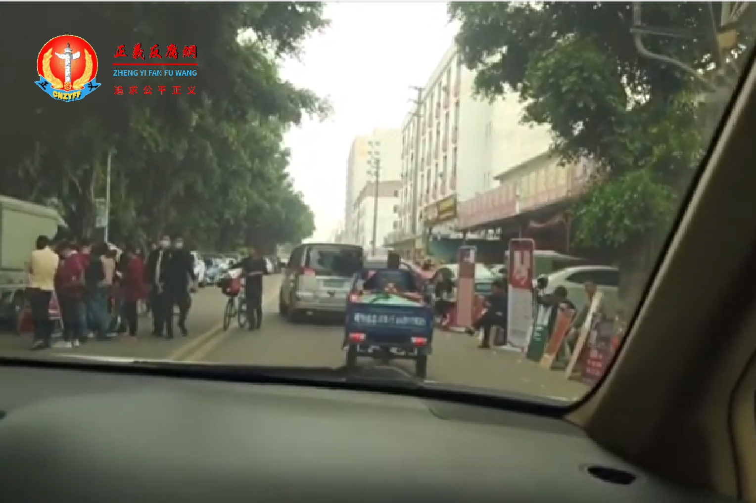 广州招工，老板街头排队被工人挑招工场景。.png