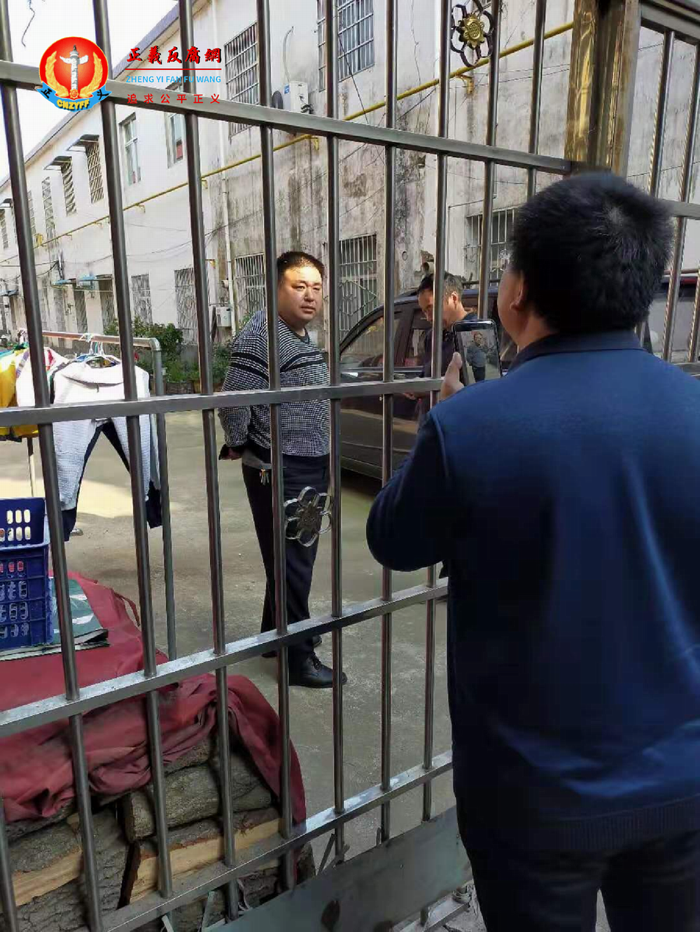 江天勇老家门外监视他的人员。.png 江天勇老家门外监视他的人员。.png
