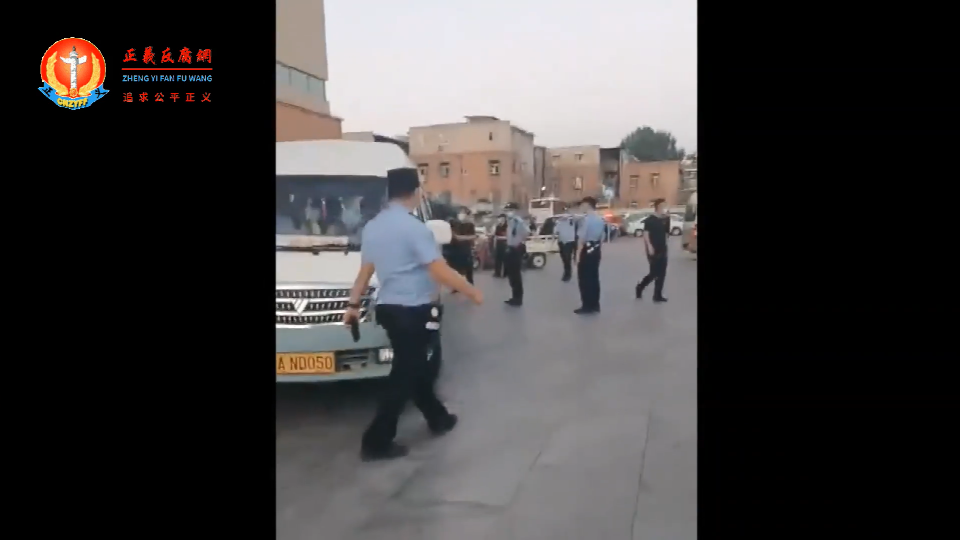 警察在查可疑人员，把他们强行带上车抓走，抓走一车又来一车，抓的不知道哪儿的人.png
