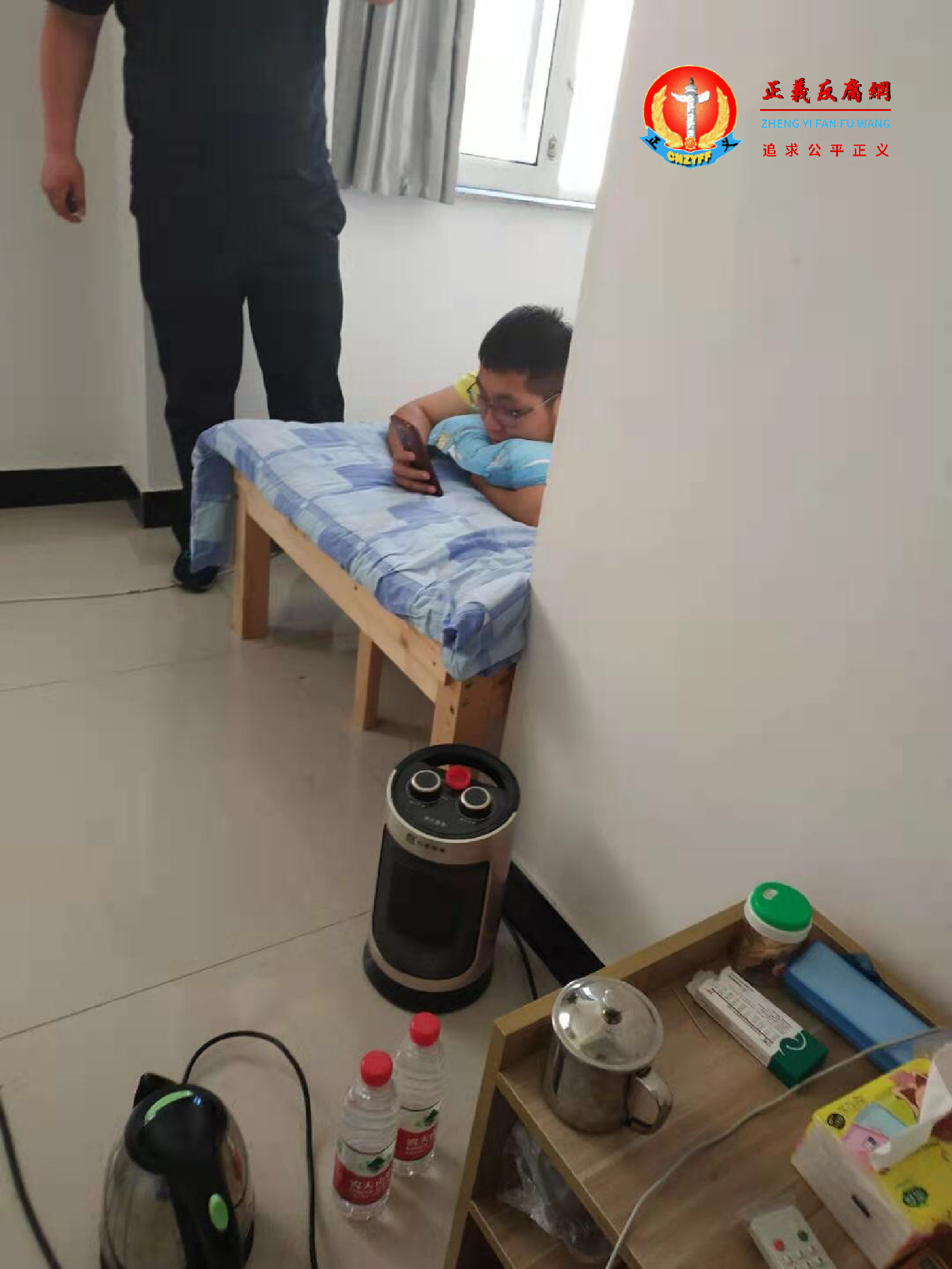 在隔离区房间内看守的人员。.png