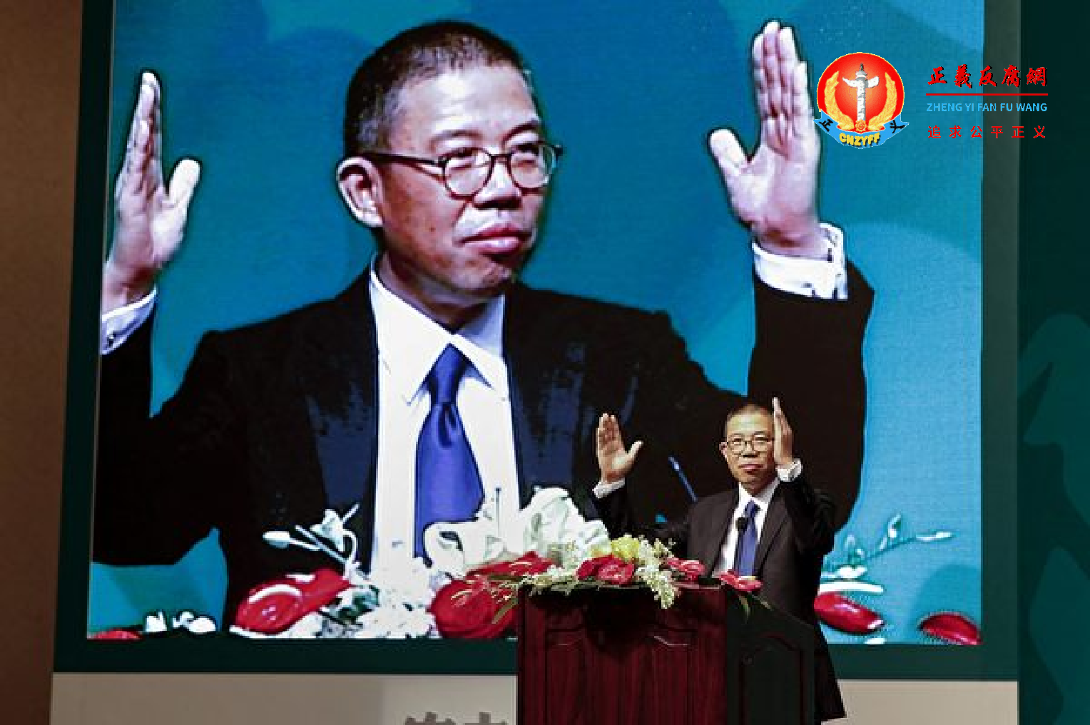 图为2013年5月6日养生堂有限公司董事长钟睒睒在新闻发布会上讲话。农夫山泉是该公司旗下的品牌。.png