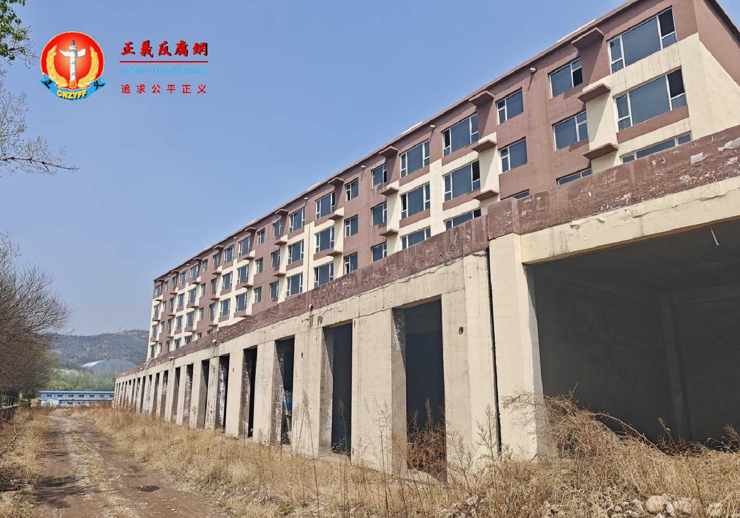 涉“两渡东山移民小区”项目已经烂尾楼.jpg