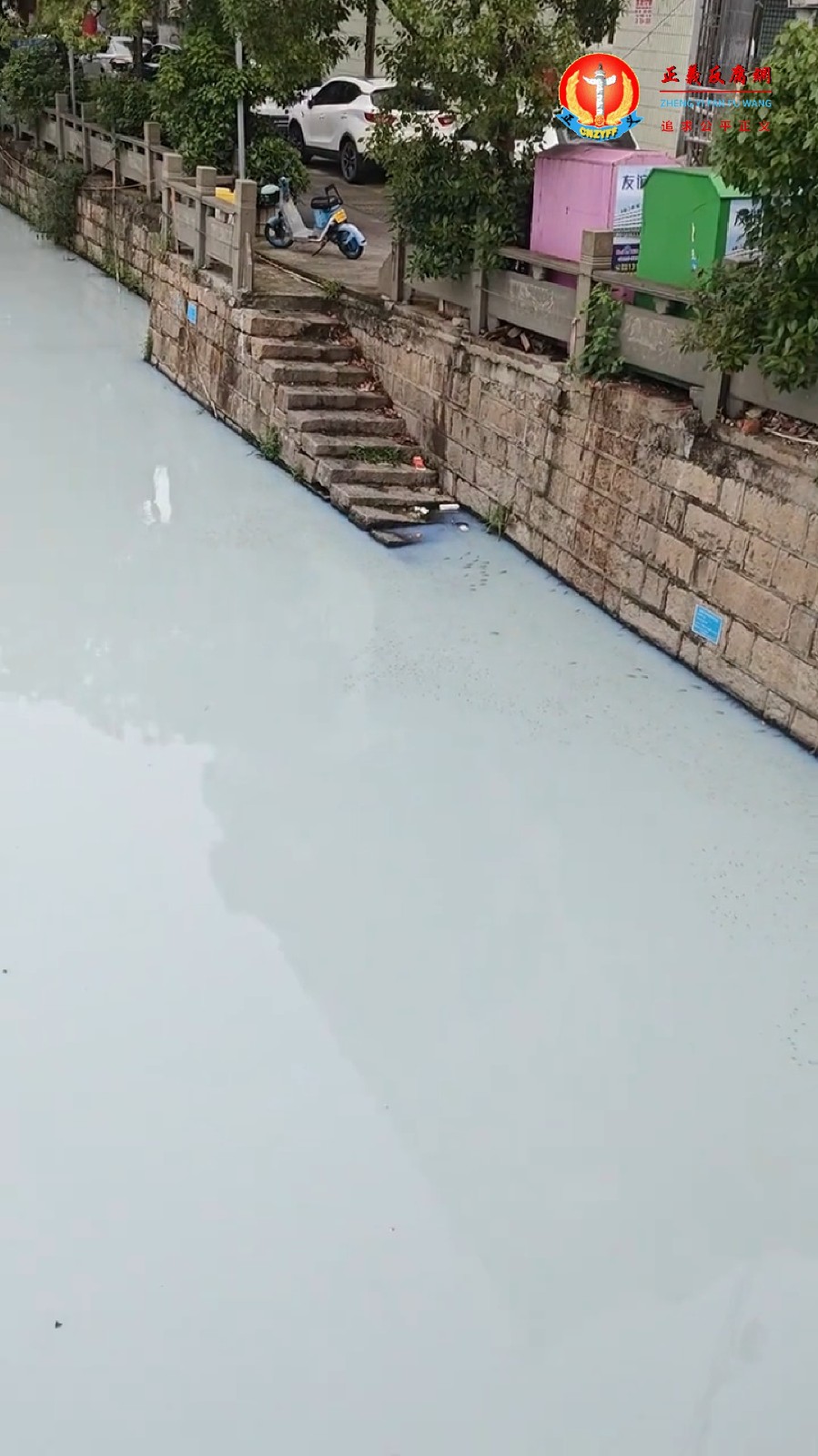 大典下河变成“牛奶河”。.jpg 大典下河变成“牛奶河”。.jpg